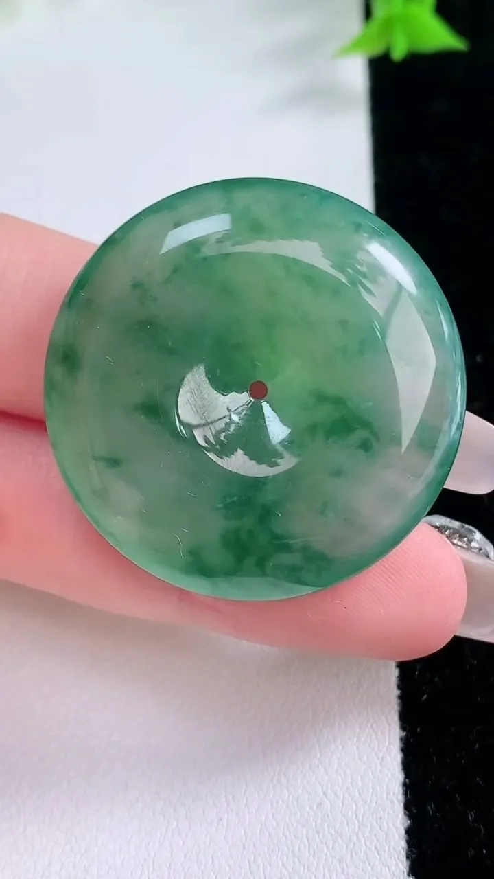 天然A货翡翠种飘花平安扣吊坠，尺寸34.2-7.7，重量:18.40g
1月27日