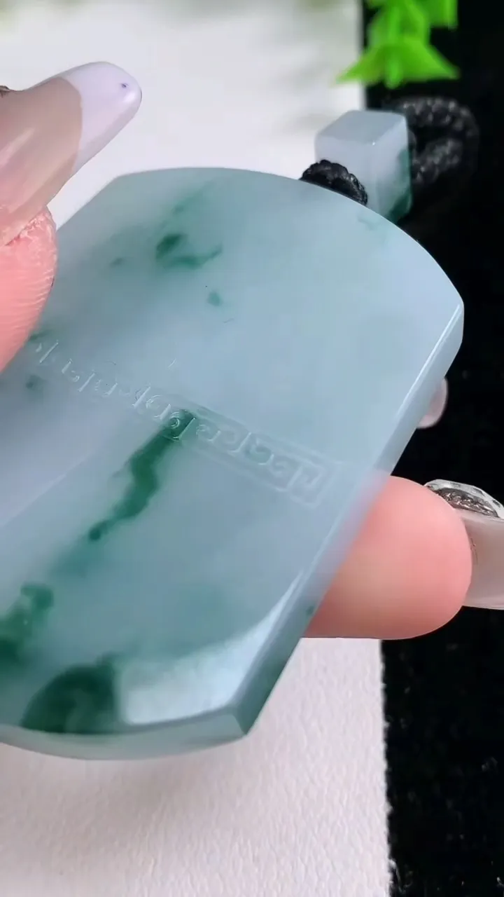 天然A货翡翠飘花仿古无事牌吊坠，尺寸54-40.7-5.7，重量:42.01g
1月27日