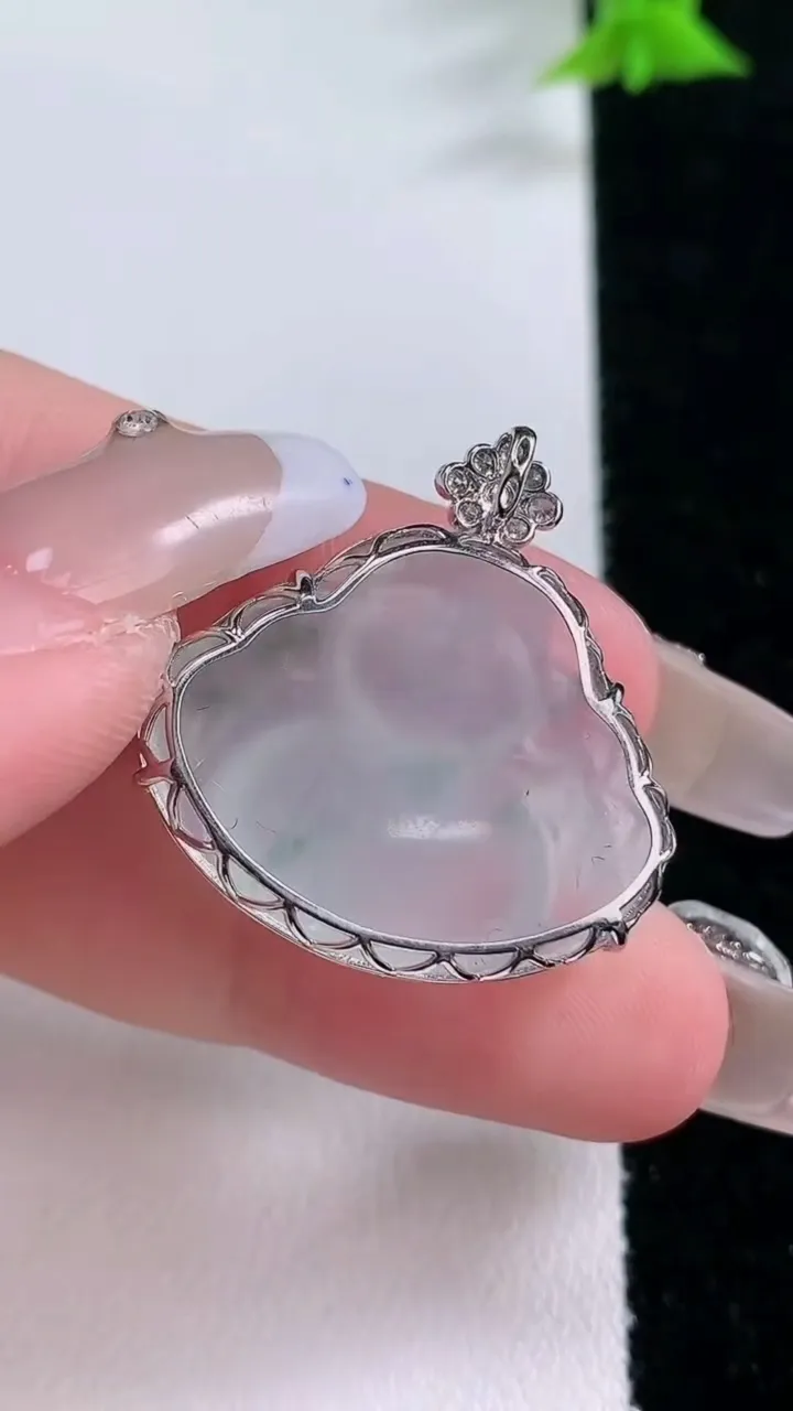 天然A货翡翠种飘花佛公吊坠，尺寸21-25-9.5，重量:5.57g
1月27日