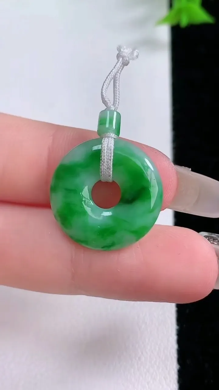 天然A货翡翠平安环吊坠，尺寸19-3.3，重量:2.60g
1月27日