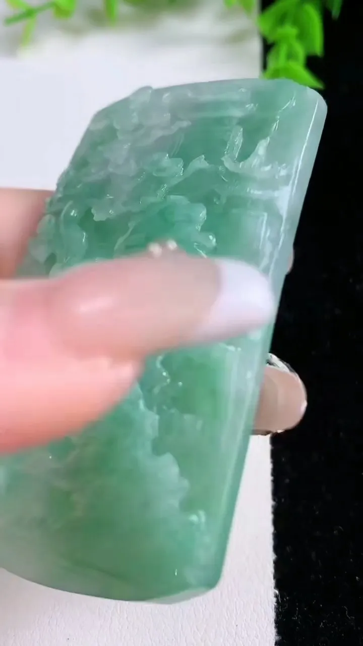 天然A货翡翠山水牌吊坠，尺寸69.6-30.2-7，重量:55.58g
1月27日