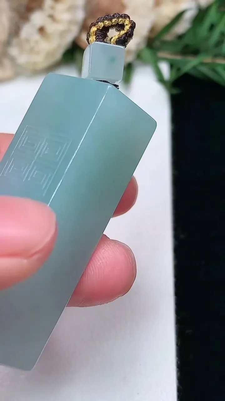 天然A货翡翠仿古无事牌吊坠，尺寸42-15.2-12.3，重量:27.16g
1月27日