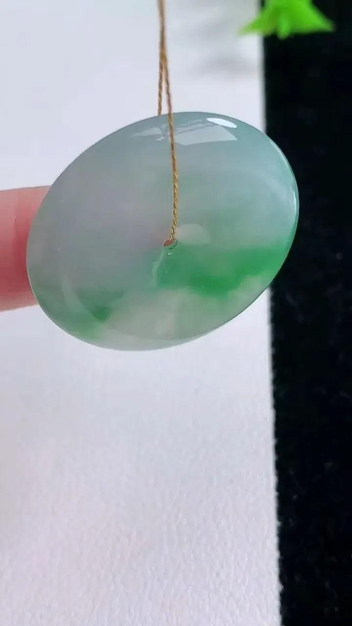 天然A货翡翠平安扣吊坠，尺寸29-5，重量:9.24g
1月27日