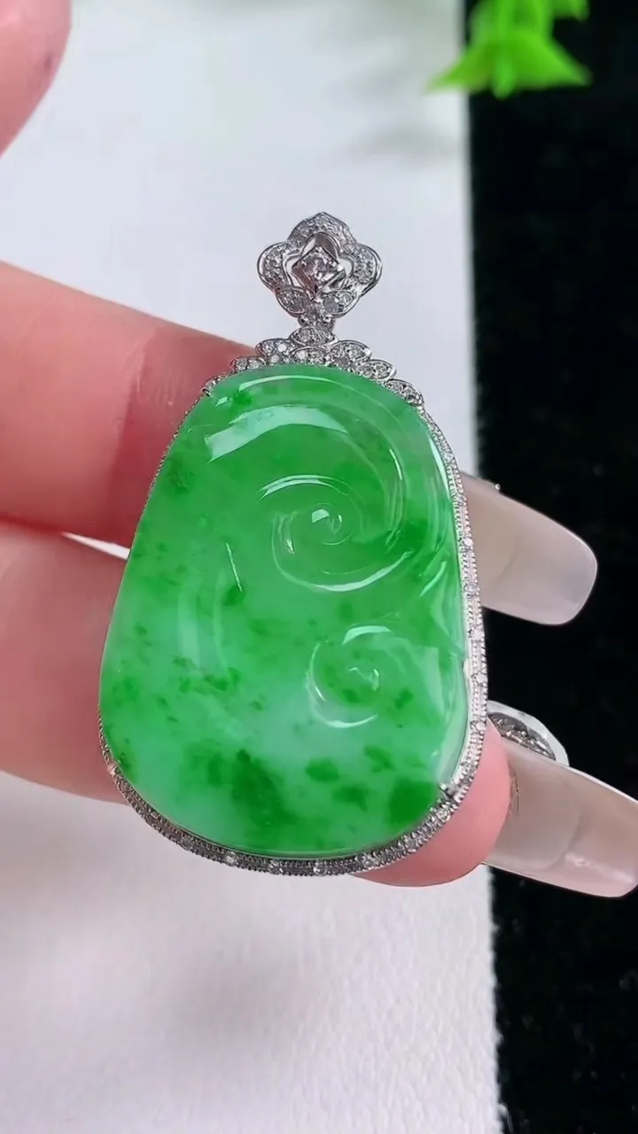 天然A货翡翠如意吊坠，尺寸40.6-22.5-5.5，裸石28.7-20.6重量:4.14g
1月2