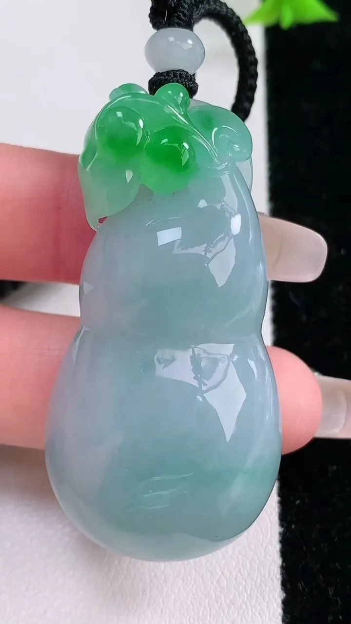 天然A货翡翠葫芦吊坠，尺寸52.2-26.7-12.5，重量:36.10g
1月27日