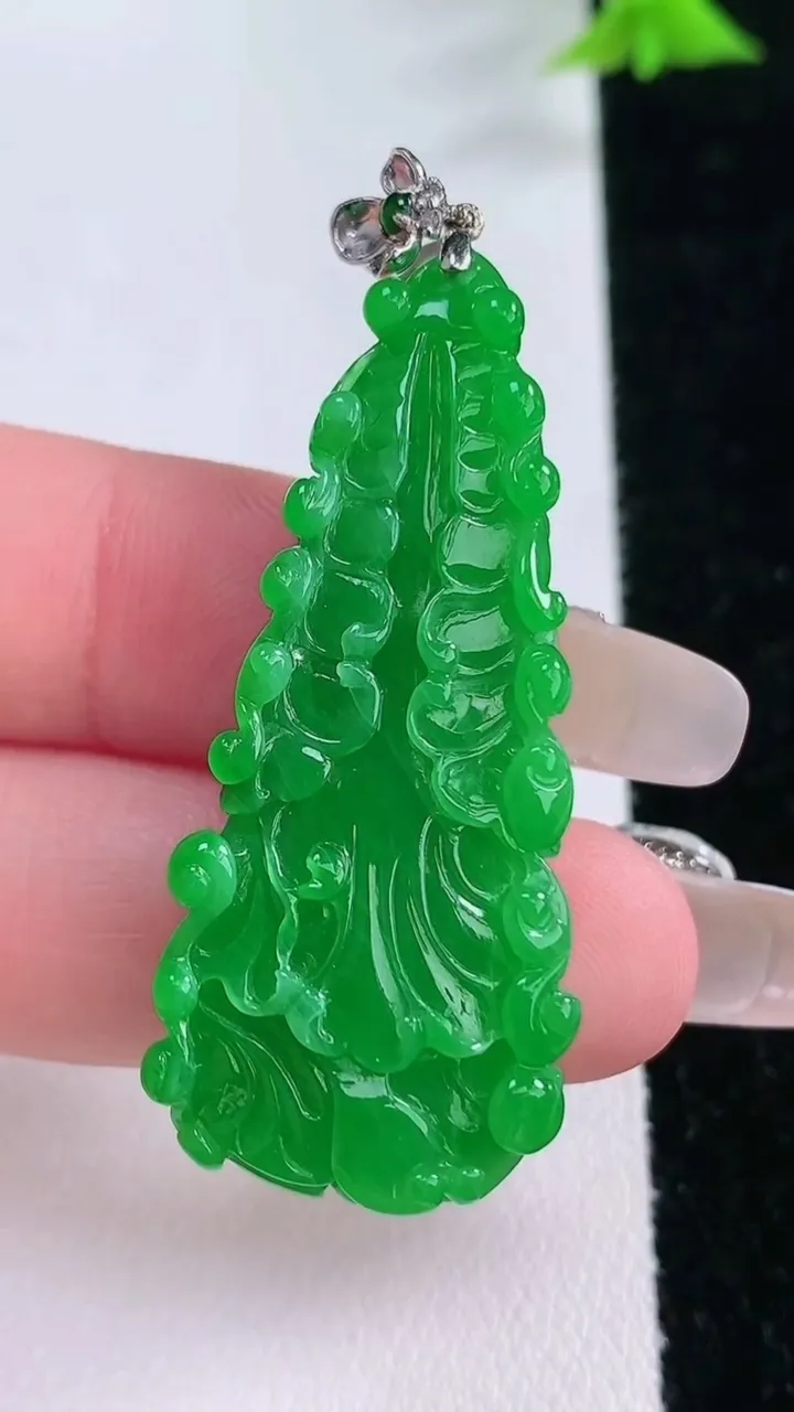 天然A货翡翠白菜吊坠，尺寸44-17-7，重量:9.04g
1月27日