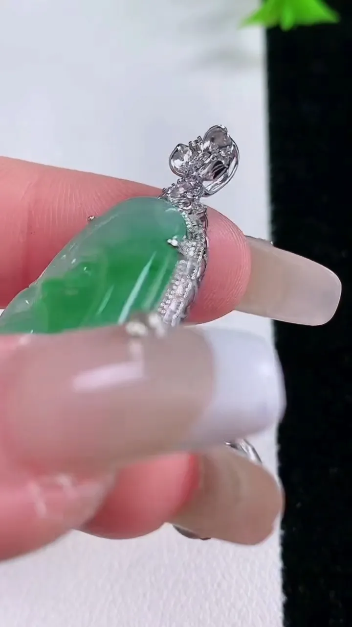 天然A货翡翠如意吊坠，尺寸39-19-6.2，裸石27.5-17.5重量:4.80g
1月27日