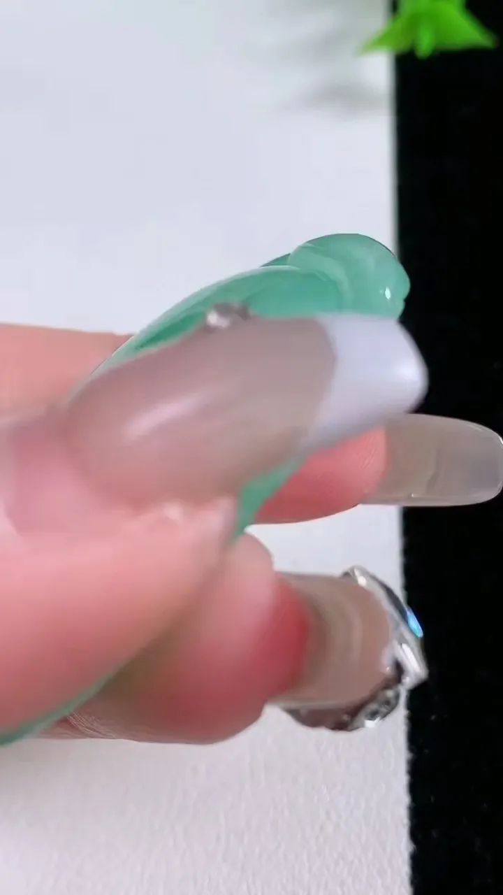 天然A货翡翠如意吊坠，尺寸46-27.7-8.2，重量:21.98g
1月27日