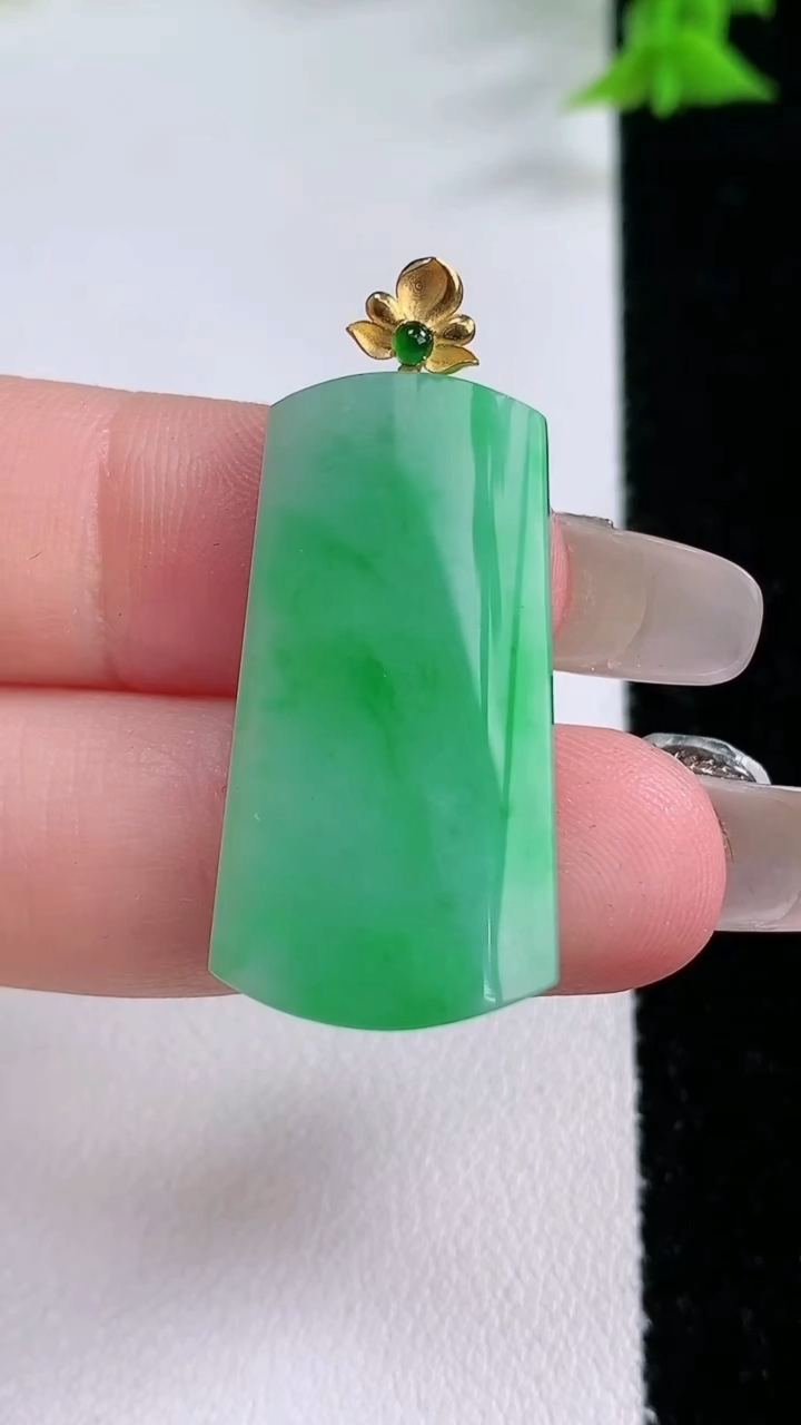 天然A货翡翠无事牌吊坠，尺寸29.8-15.8-4，重量:4.74g
1月27日
