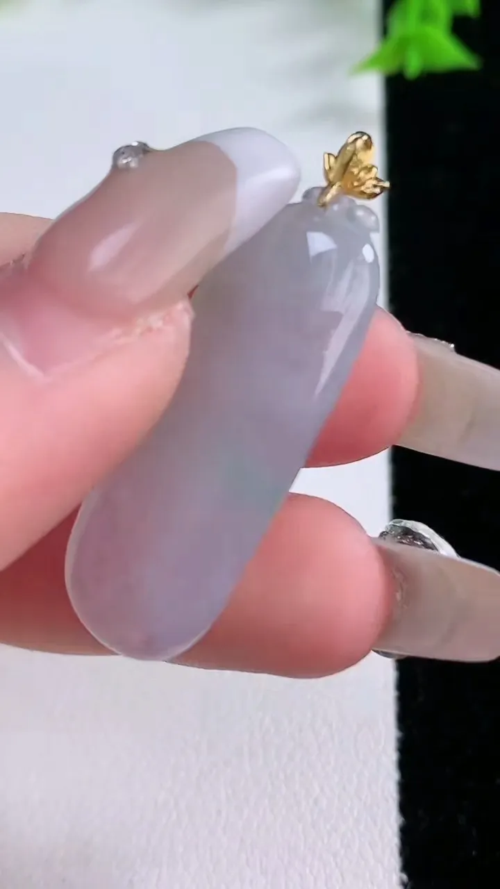 天然A货翡翠福瓜吊坠，尺寸33-12.4-5，重量:4.92g
1月27日