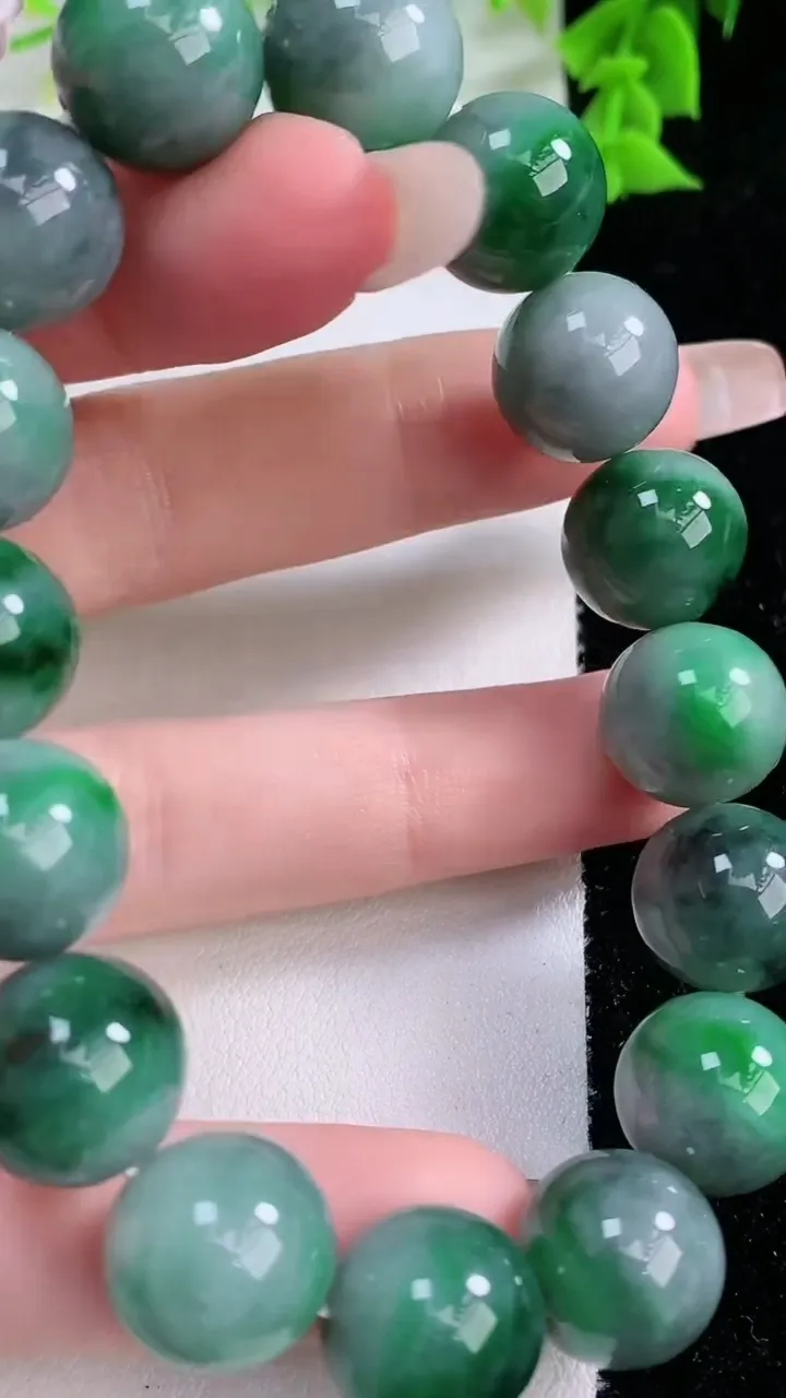 天然A货翡翠圆珠手串，尺寸12.6-16颗，重量:60.38g1月27日
工厂直销收藏佳品,种好水足