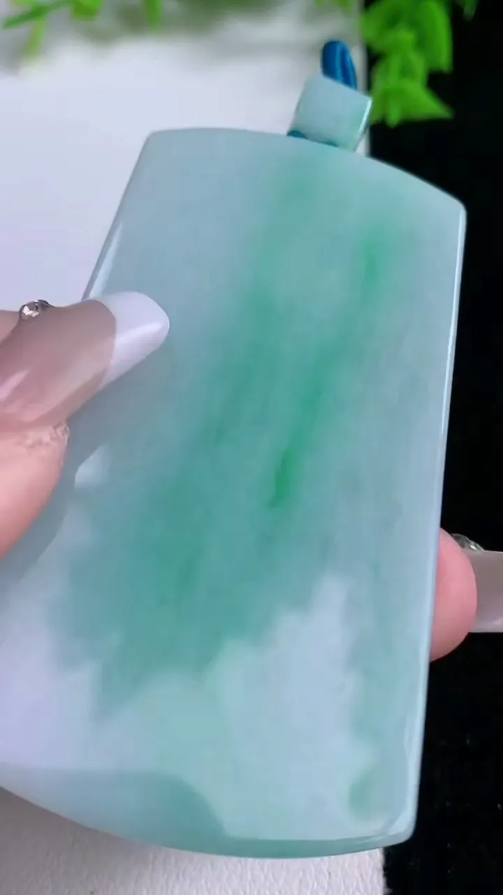 天然A货翡翠无事牌吊坠，尺寸66-38.8-5.2，重量:41.47g
1月27日