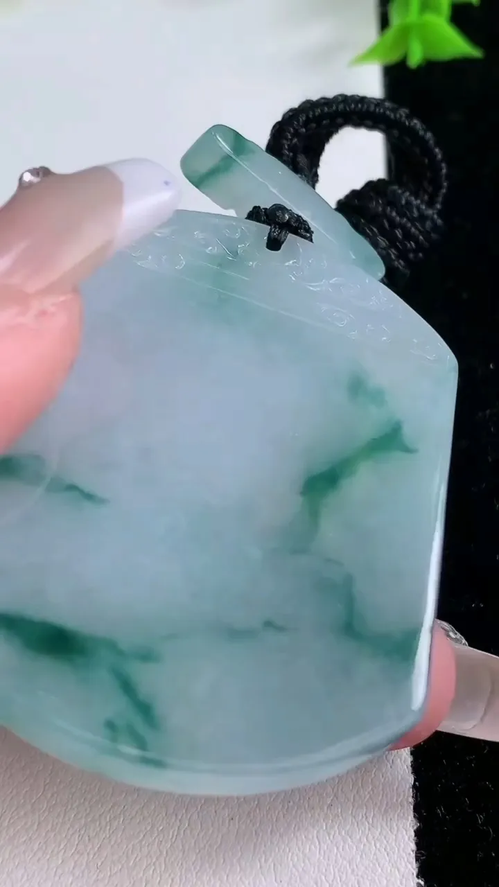 天然A货翡翠种飘花仿古无事牌吊坠，尺寸53.7-41.7-5.7，重量:42.67g
1月27日