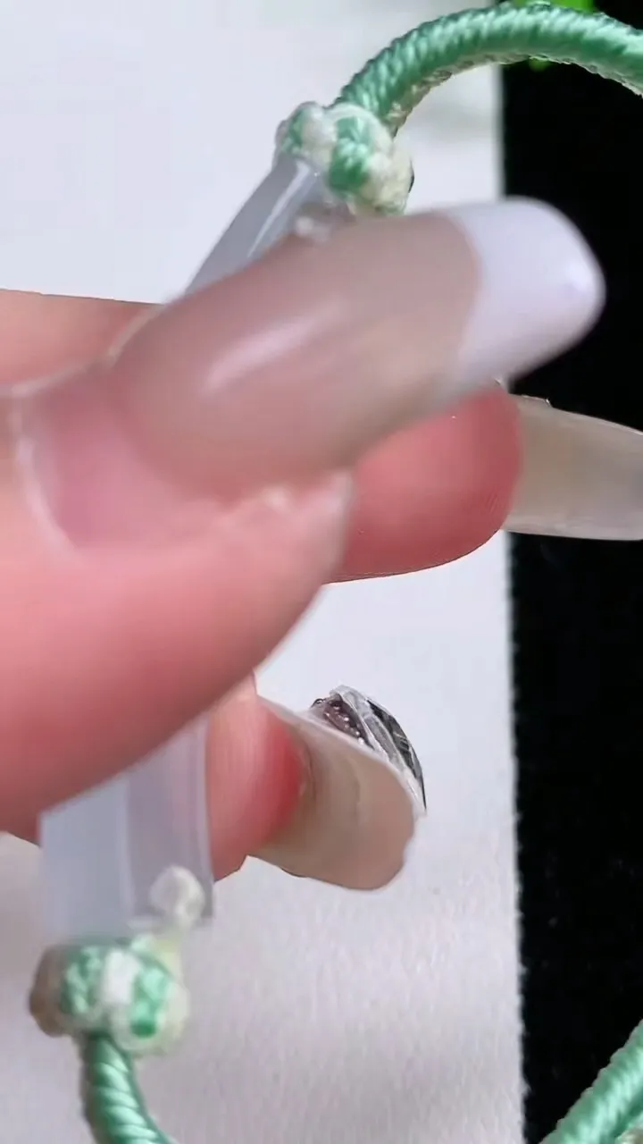 天然A货翡翠素面手牌，尺寸36-12.4-3，重量:6.84g
1月27日