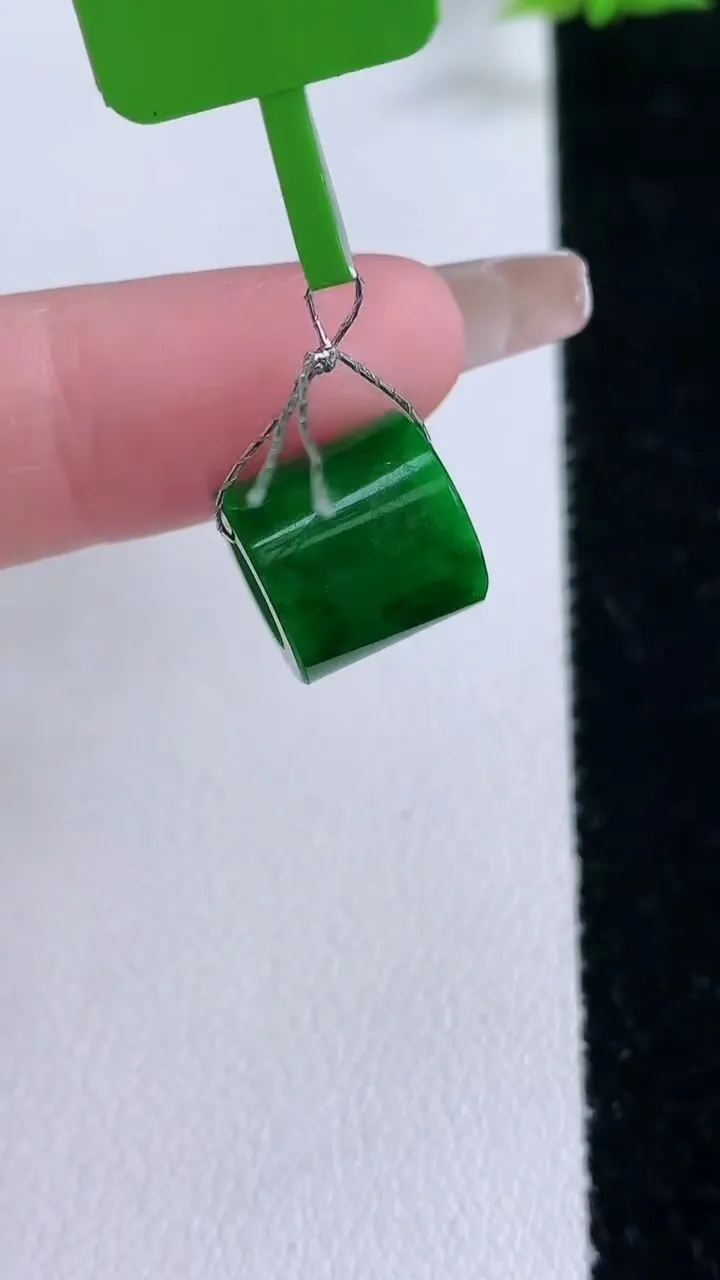天然A货翡翠路路通吊坠，尺寸10-10.6，重量:2.34g
1月27日