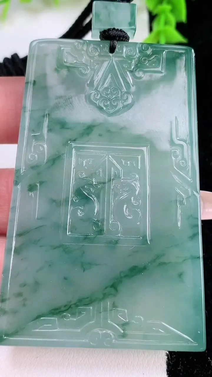 天然A货翡翠种飘花复古龙牌吊坠，尺寸69-44.3-5，重量:57.23g
1月27日