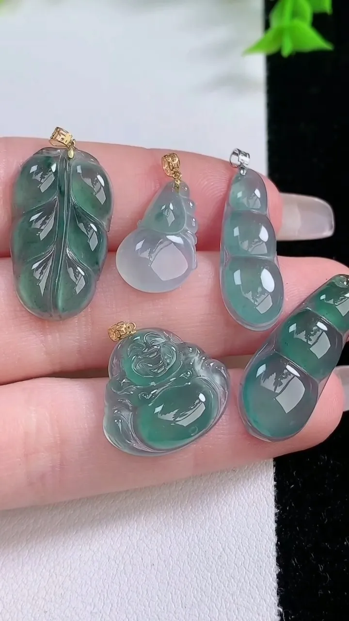 天然A货翡翠18K金蓝水金枝玉叶 叶子吊坠一手，尺寸23-13-2.6，重量:8.38g
1月27日