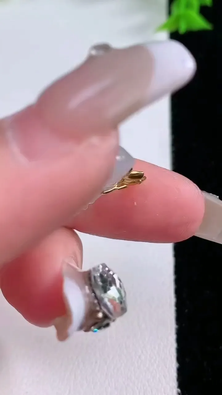 天然A货翡翠生肖马吊坠，尺寸14.2-25-3.7，重量:2.60g
1月27日