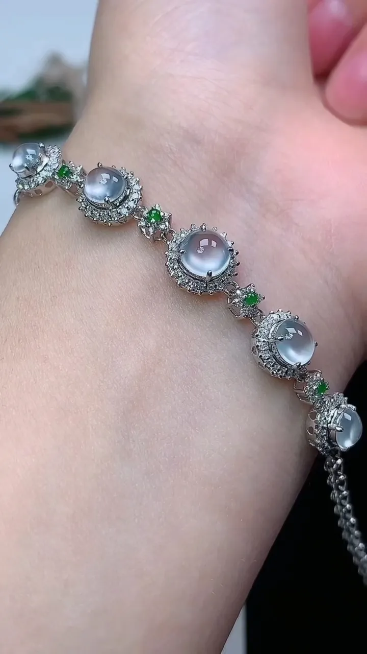 天然A货翡翠白冰蛋面手链，尺寸5.8，重量:6.03g
1月27日