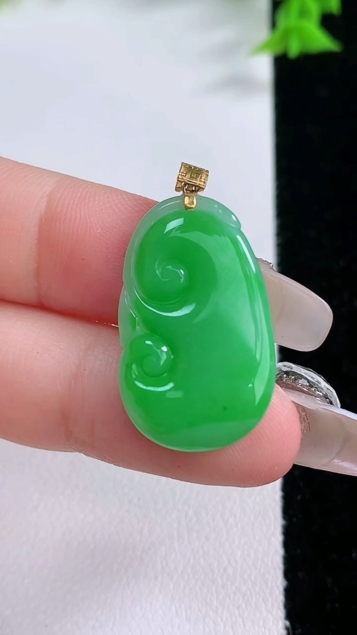 天然A货翡翠如意吊坠，尺寸25.8-15.7-4，重量:3.51g
1月27日