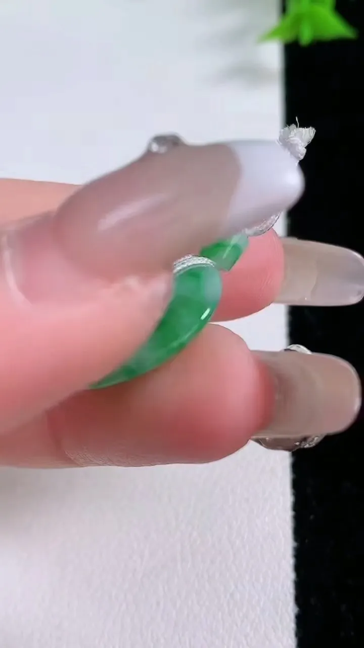 天然A货翡翠平安环吊坠，尺寸19-3.3，重量:2.60g
1月27日