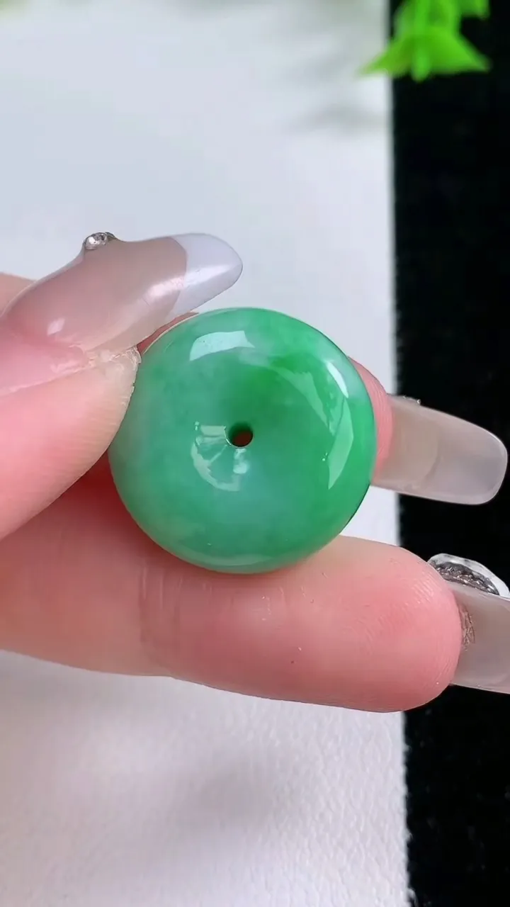 天然A货翡翠平安扣吊坠，尺寸20-9，重量:8.23g
1月27日