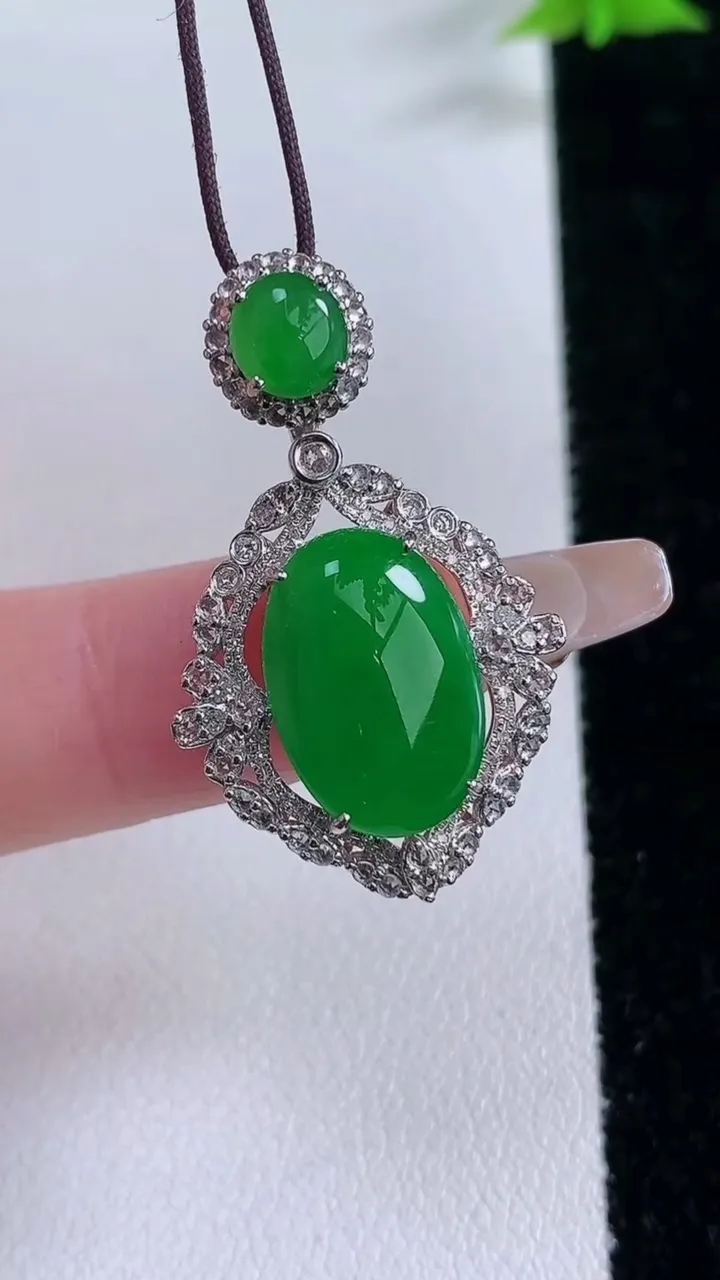 天然A货翡翠蛋面吊坠，尺寸32.2-20-6.8，裸石14.8-10.2重量:4.76g
1月27日