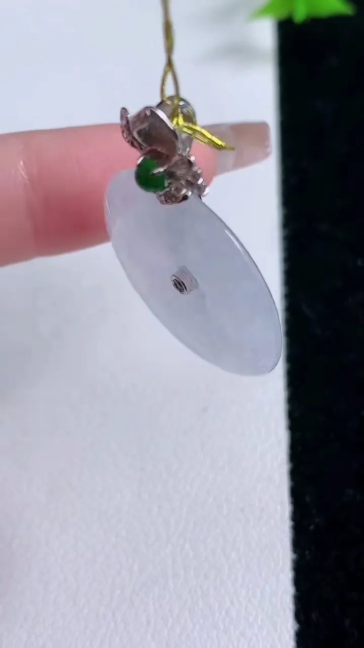 天然A货翡翠种白冰平安扣吊坠，尺寸24.3-3.6，重量:6.30g
1月27日