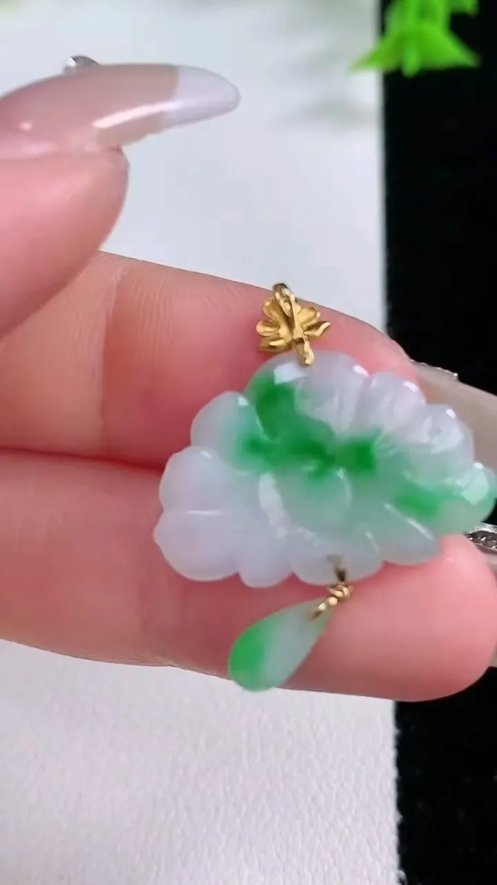 天然A货翡翠和和美美 荷花吊坠，尺寸25-20.8-3，重量:1.99g
1月27日