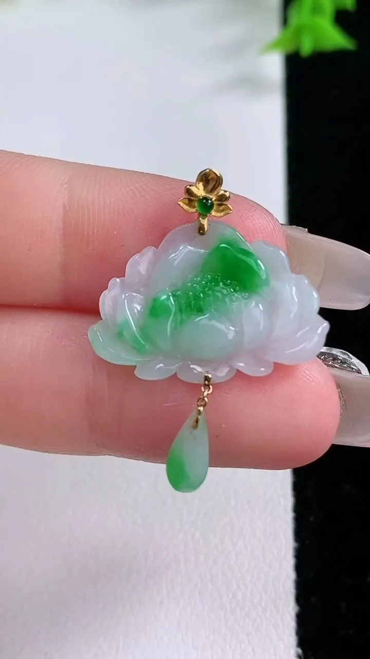 天然A货翡翠和和美美 荷花吊坠，尺寸25-20.8-3，重量:1.99g
1月27日