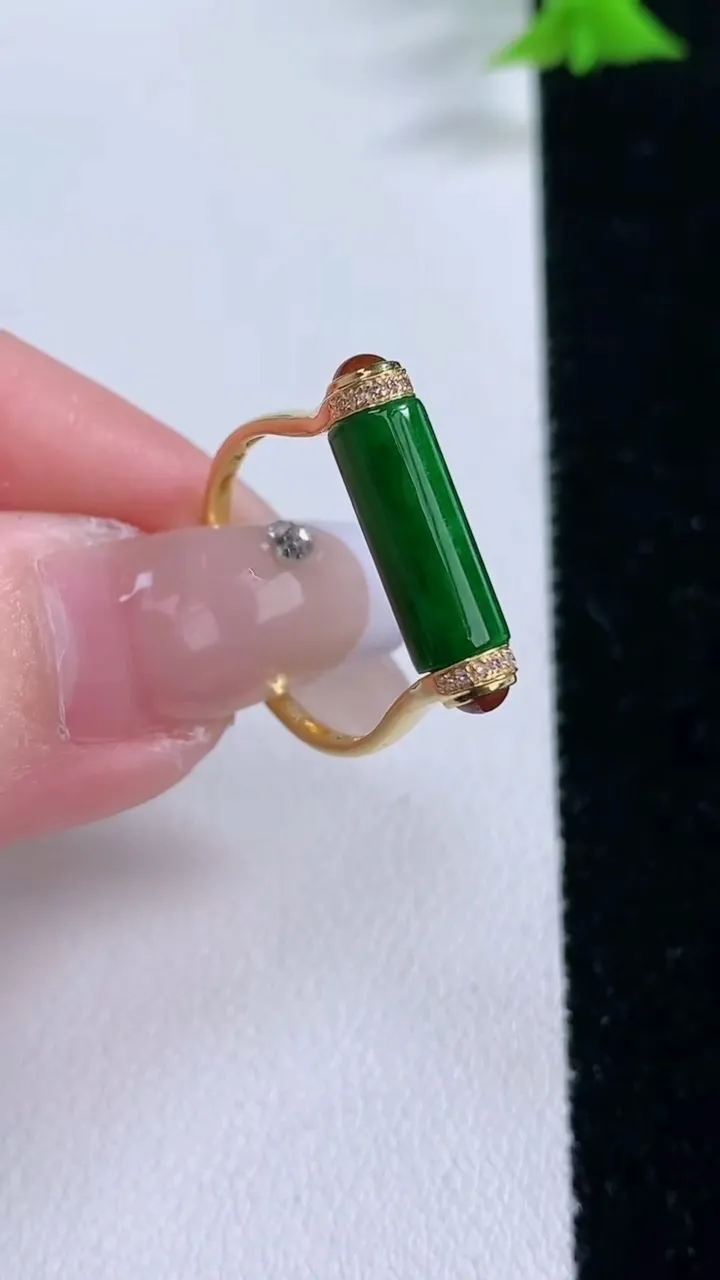 天然A货翡翠路路通戒指，尺寸17.7-4.5，重量:2.71g2026年1月27日
工厂直销收藏佳品,种好水足，色泽均匀，有种有色，上手高大气！