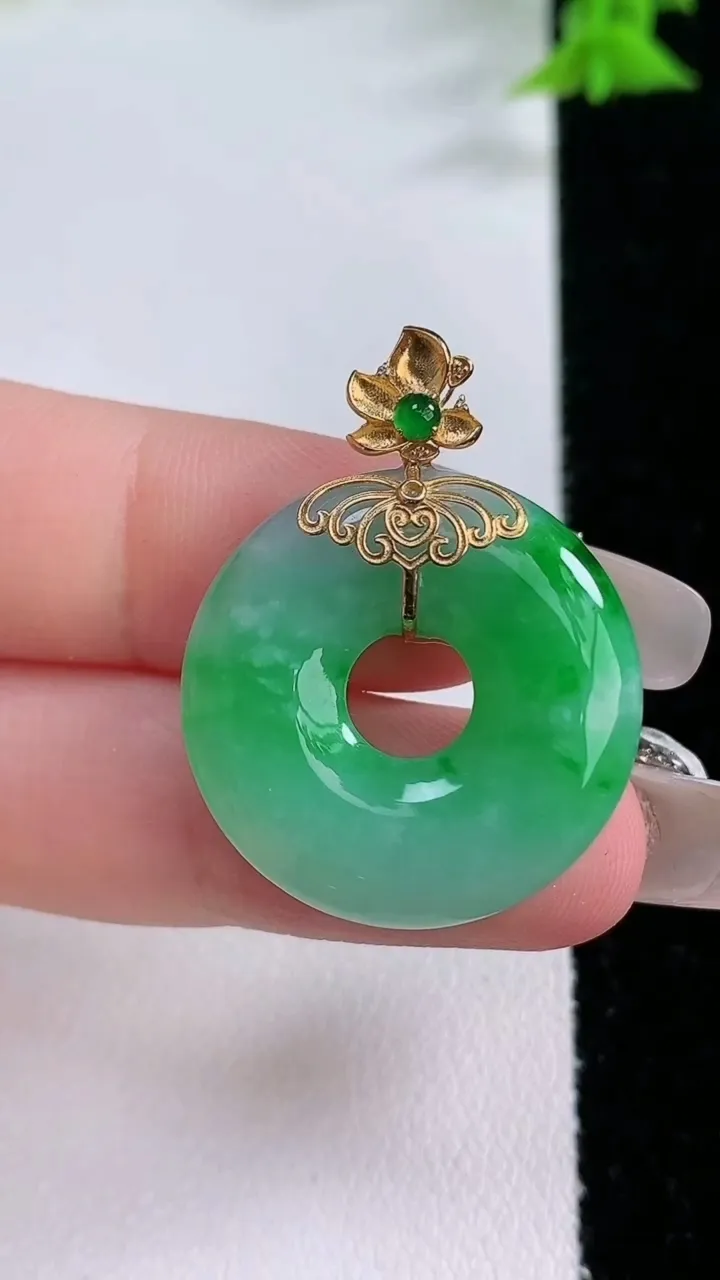 天然A货翡翠平安环吊坠，尺寸24-4.5，重量:5.57g
1月27日