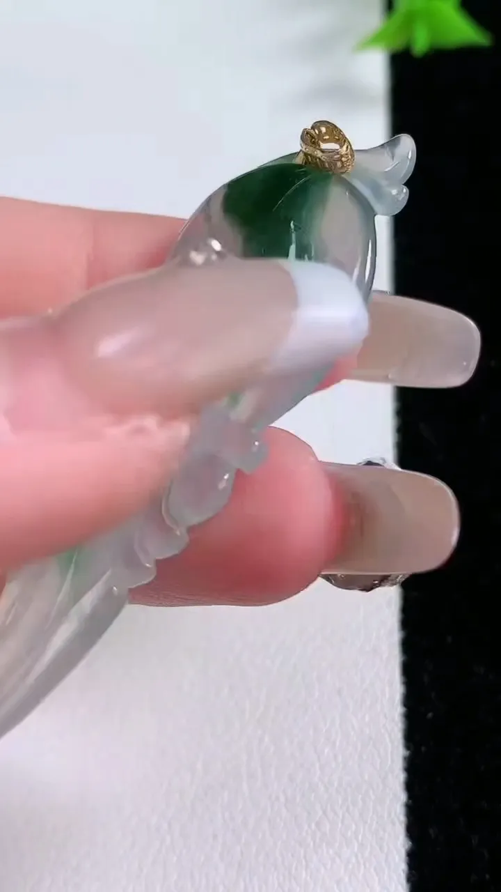 天然A货翡翠英明神武吊坠，尺寸54-19.4-2.9，重量:6.52g
1月27日