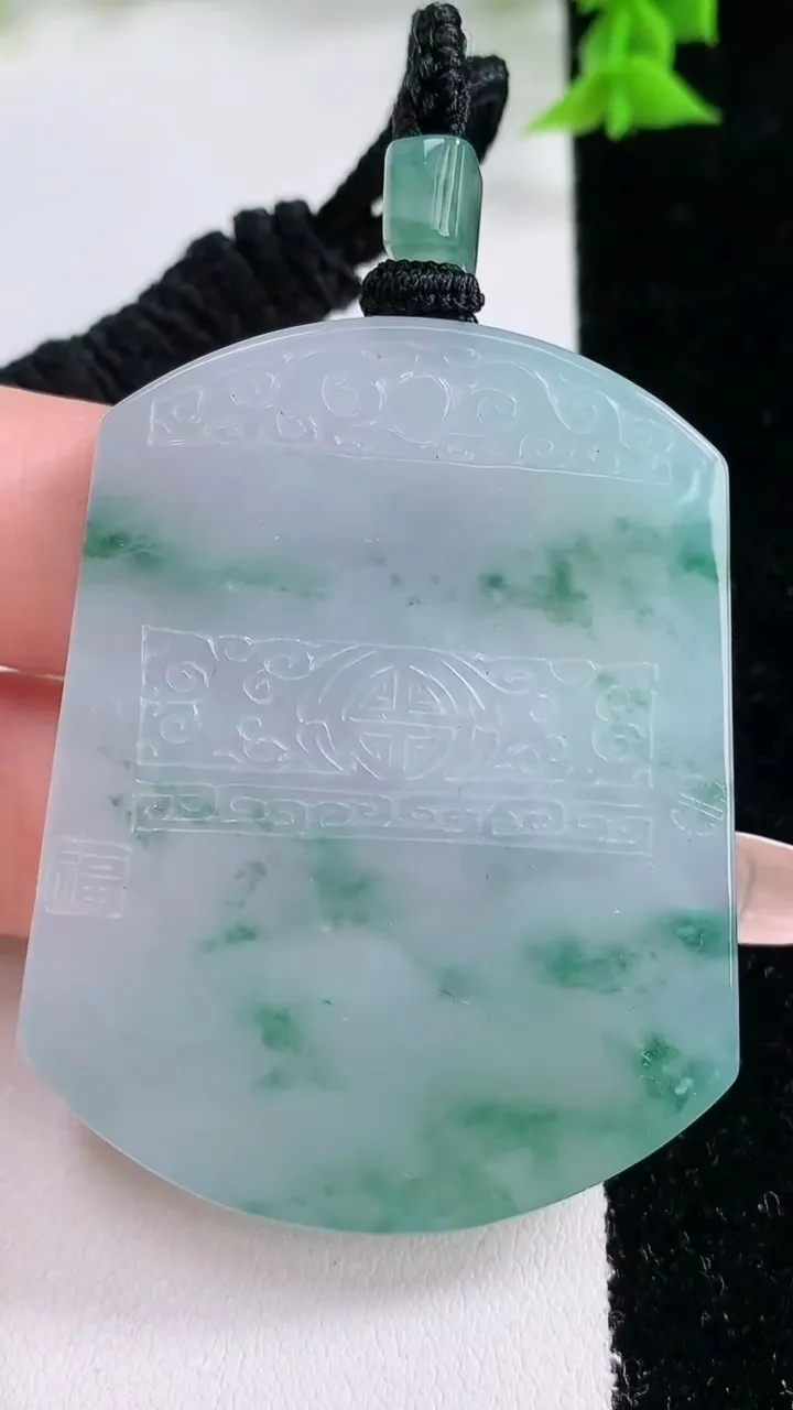 天然A货翡翠飘花仿古无事牌吊坠，尺寸52.8-41.8-5.5，重量:39.82g
1月27日