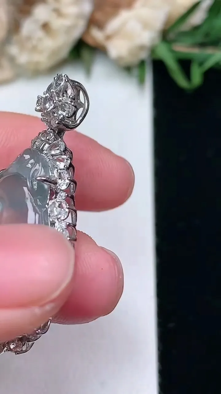 天然A货翡翠飘花如意吊坠，尺寸37.8-19.3-7.8，裸石24.5-16，重量:5.55g
1月27日