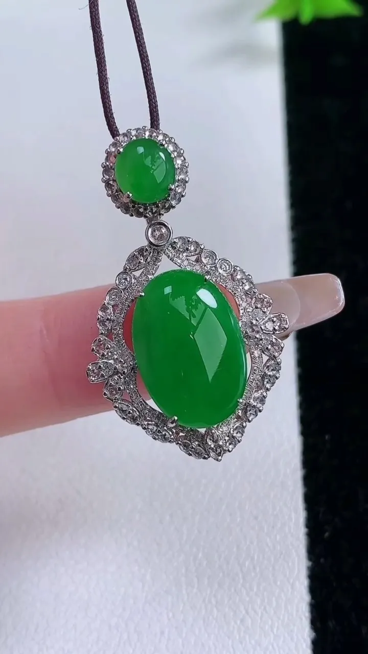 天然A货翡翠蛋面吊坠，尺寸32.2-20-6.8，裸石14.8-10.2重量:4.76g
1月27日