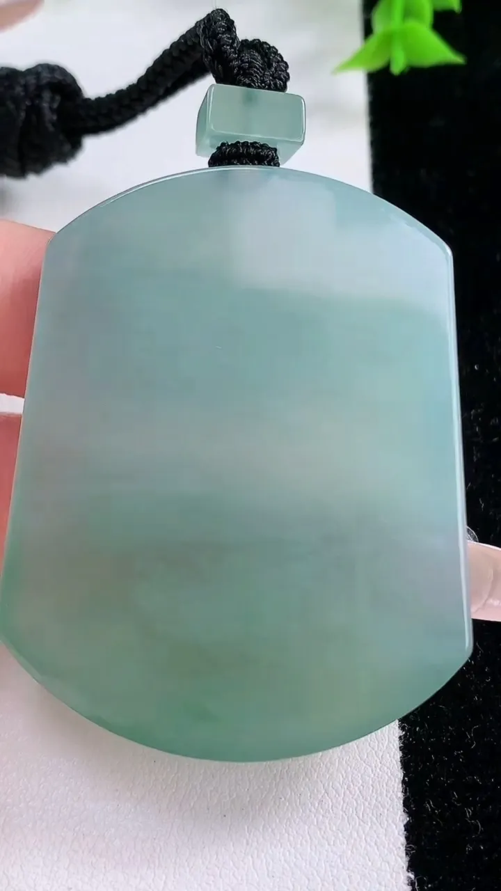 天然A货翡翠无事牌吊坠，尺寸52.7-41.3-5.8，重量:41.36g
1月27日