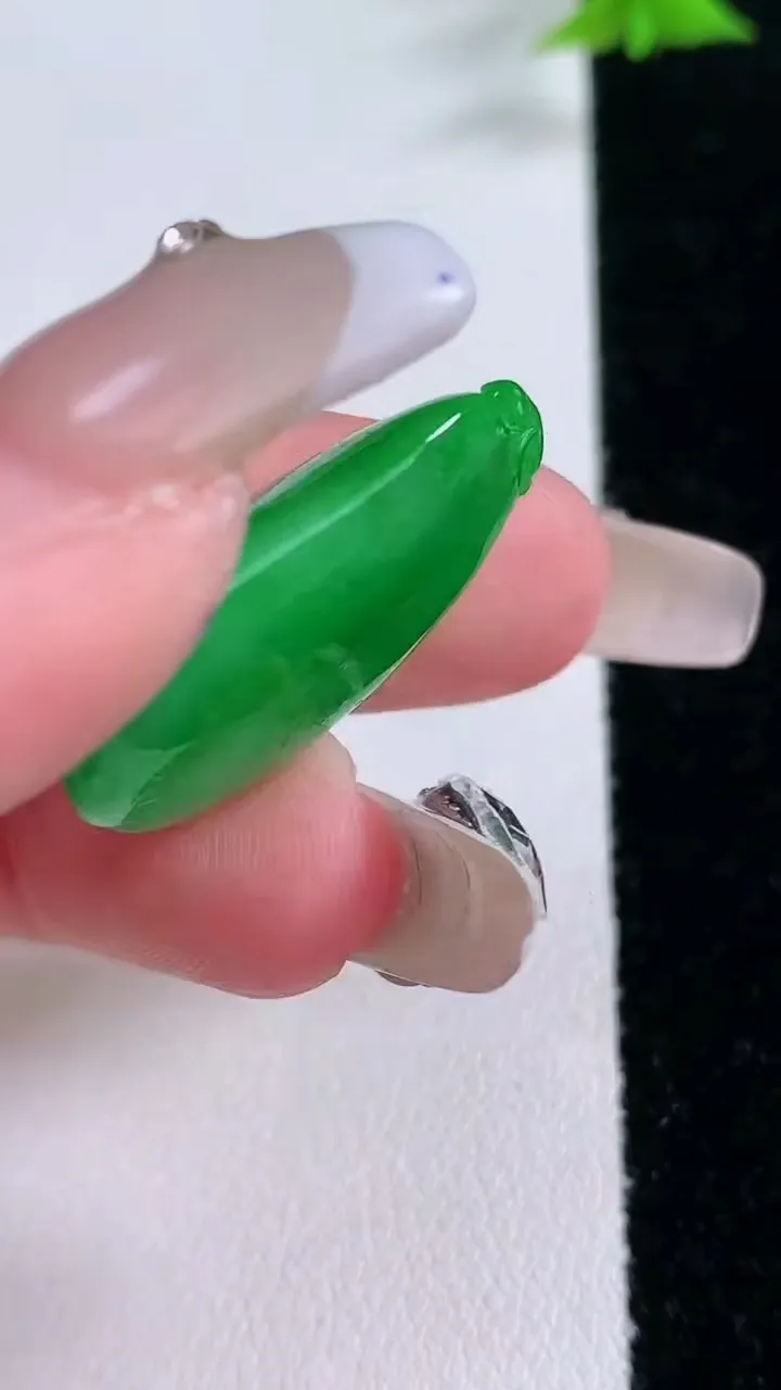 天然A货翡翠福瓜吊坠，尺寸26.8-17-9.2，重量:6.72g
1月27日