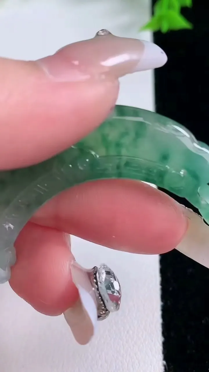 天然A货翡翠冰种飘花如意锁吊坠，尺寸12-55.3-6，重量:11.68g
1月27日