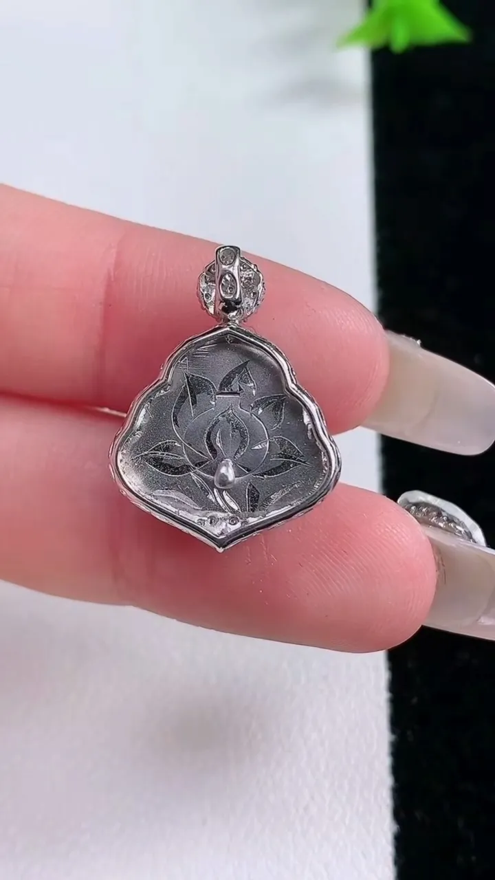 天然A货翡翠种飘花佛公吊坠，尺寸22.3-16.8-8，裸石12-14.6重量:3.51g
1月27日