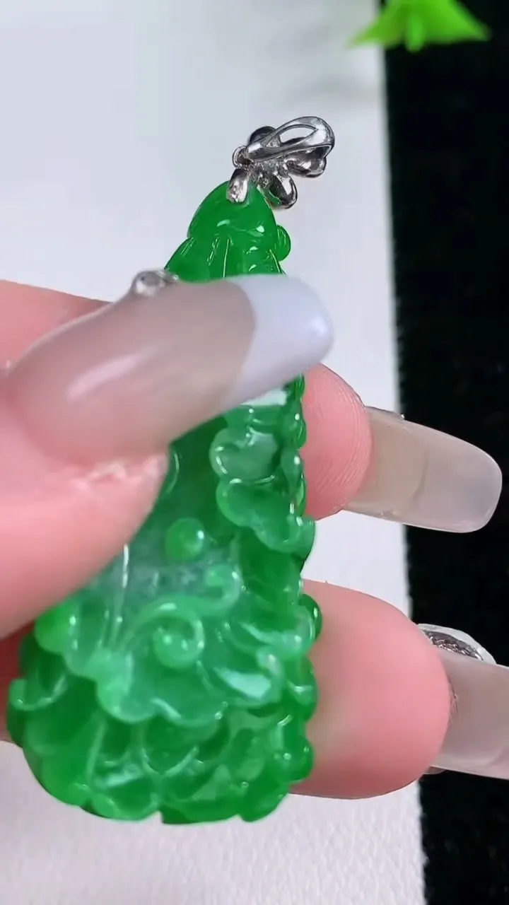 天然A货翡翠白菜吊坠，尺寸44-17-7，重量:9.04g
1月27日