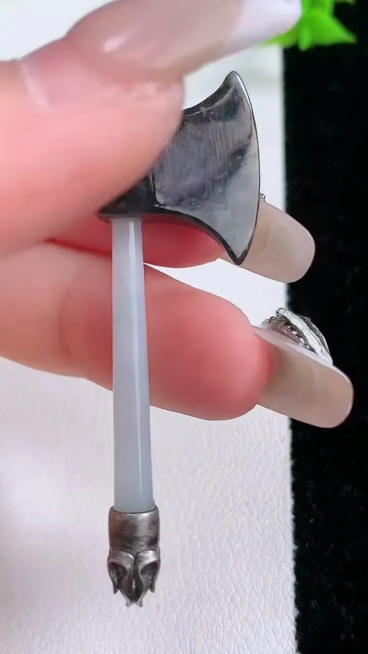 天然A货翡翠墨翠斧头吊坠，尺寸53.8-18-6.4，重量:5.60g
1月27日