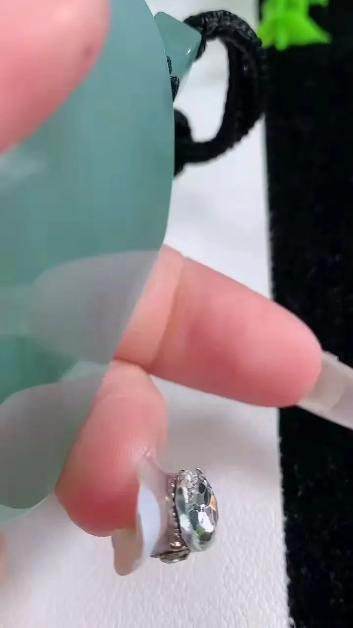 天然A货翡翠无事牌吊坠，尺寸52.7-41.3-5.8，重量:41.36g
1月27日