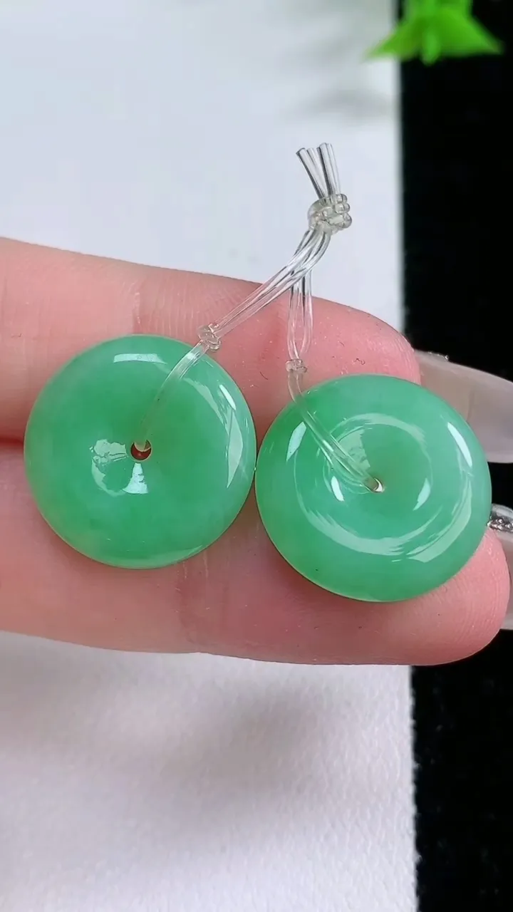 天然A货翡翠平安扣吊坠一对，尺寸17.2-4.6，重量:6.11g
1月27日