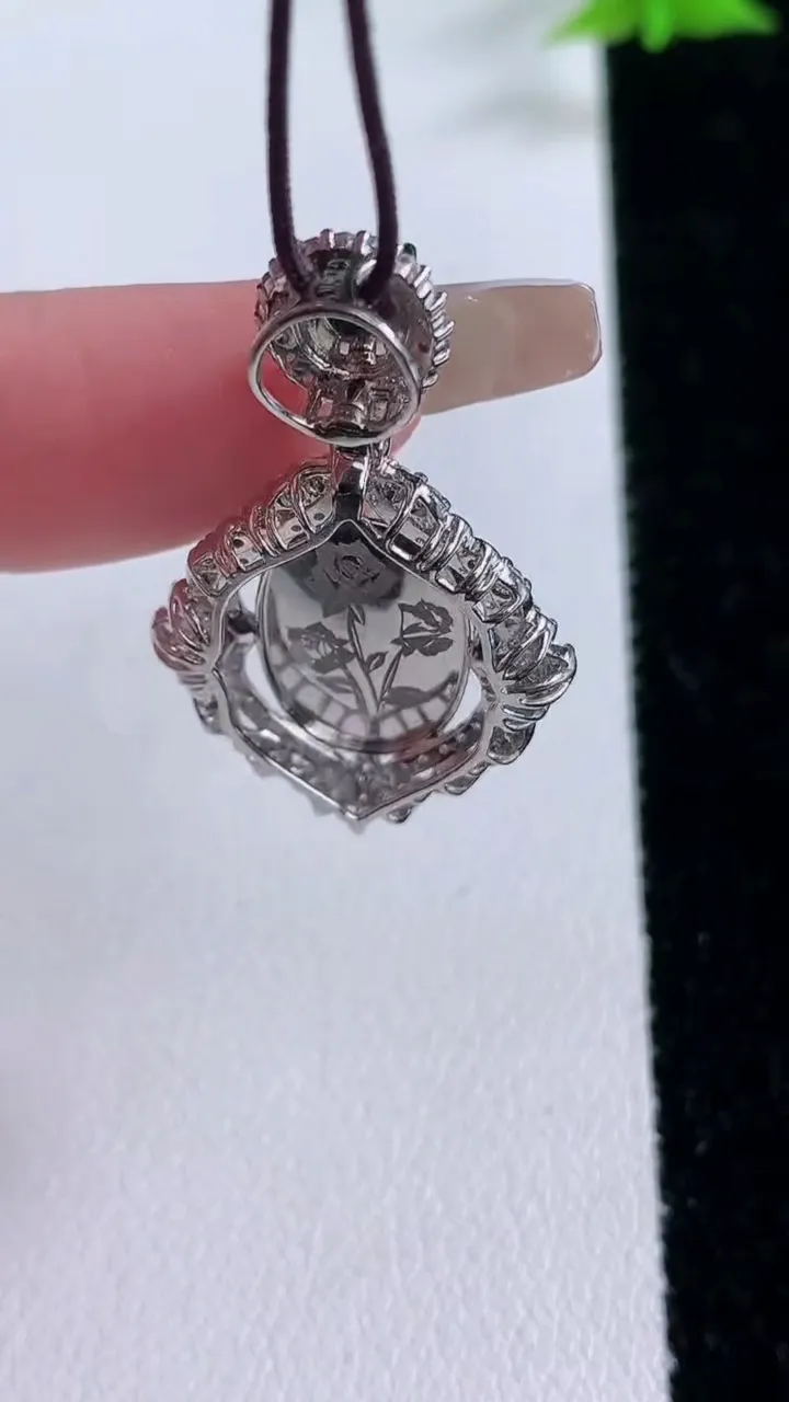 天然A货翡翠蛋面吊坠，尺寸32.2-20-6.8，裸石14.8-10.2重量:4.76g
1月27日