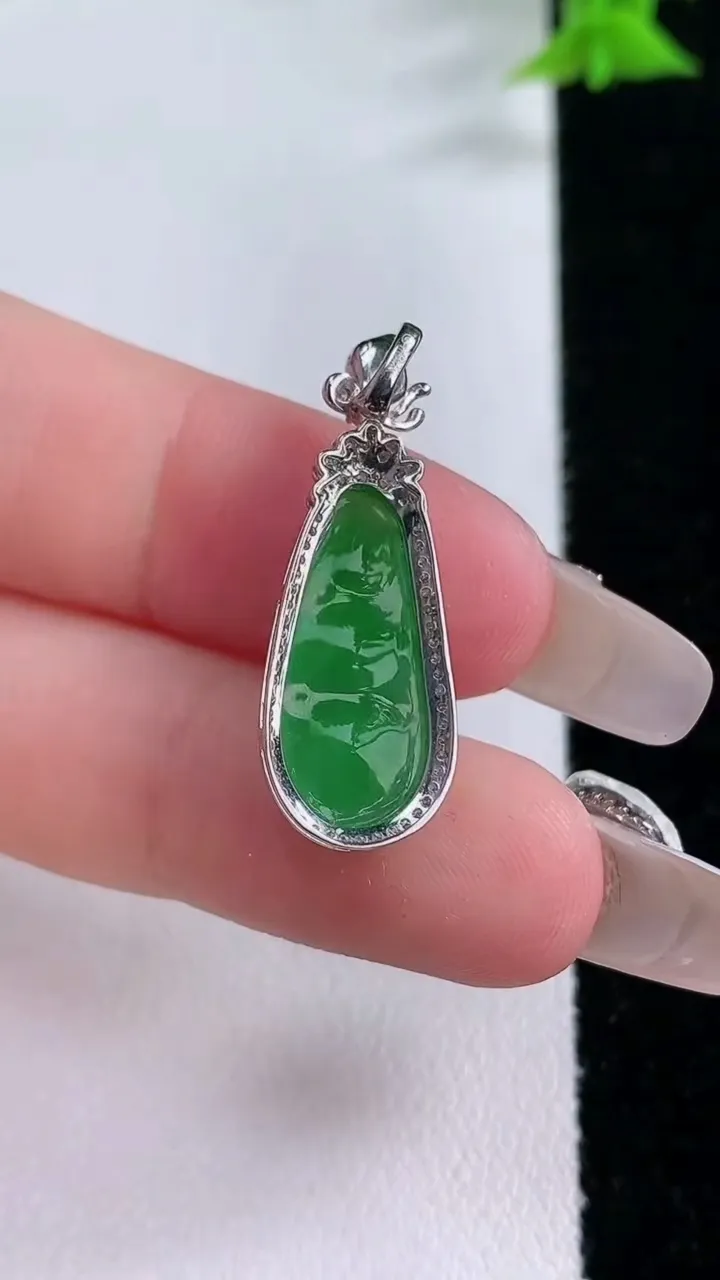 天然A货翡翠福豆吊坠，尺寸28.3-10.2-5.8，裸石18.3-7.8重量:1.84g
1月27日