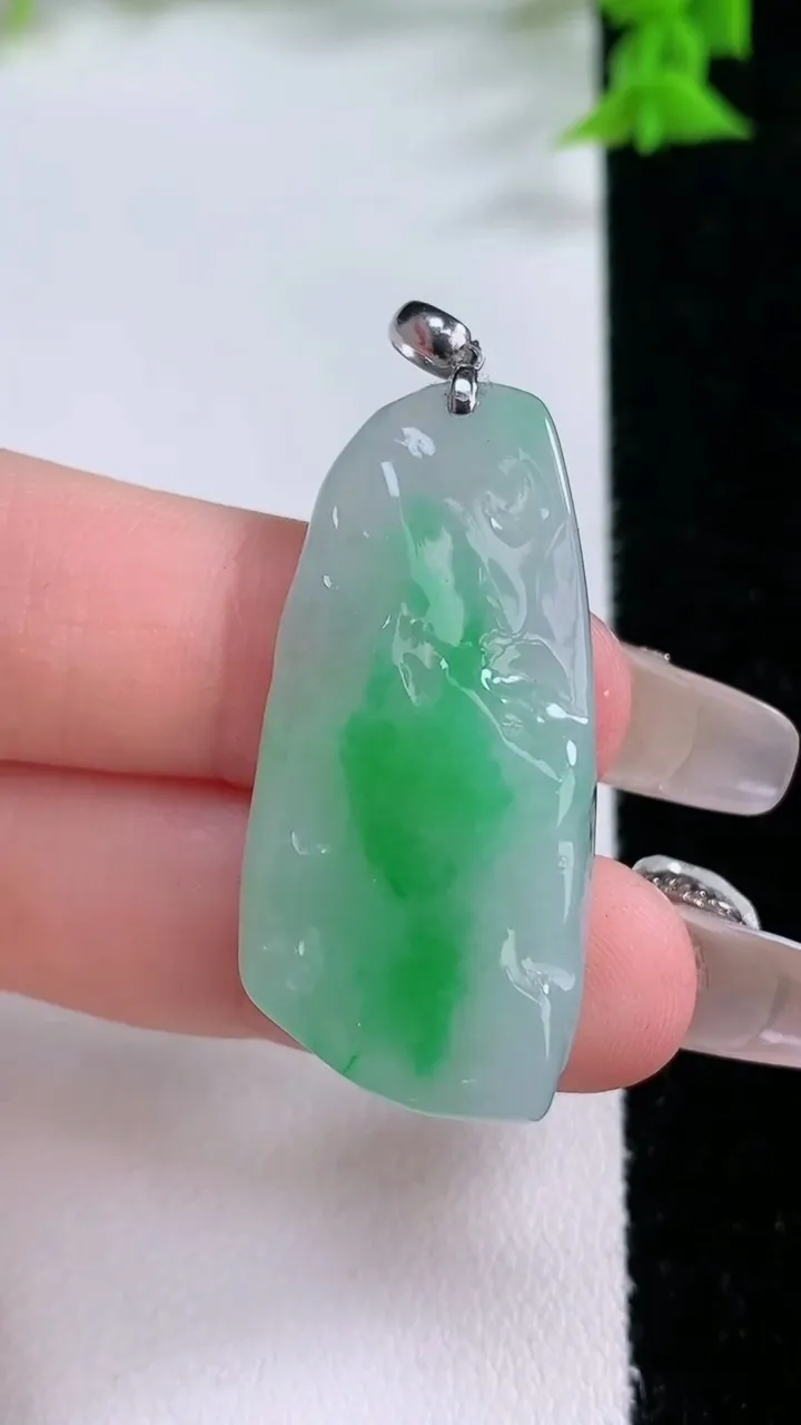 天然A货翡翠原石吊坠，尺寸36.7-17.8-6.5，重量:9.43g
1月27日