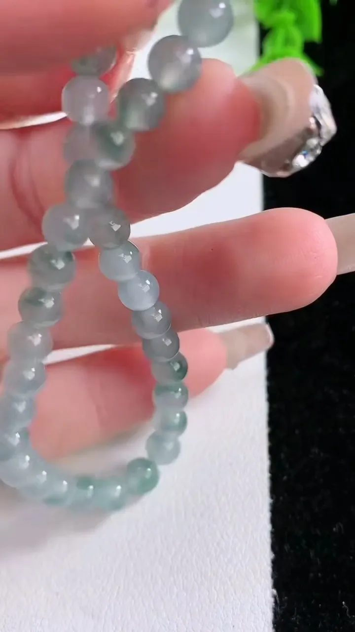 天然A货翡翠种飘花圆珠手串，尺寸5-36颗，重量:8.23g1月27日
工厂直销收藏佳品,种好水足，色泽均匀，有种有色，上手高大气！