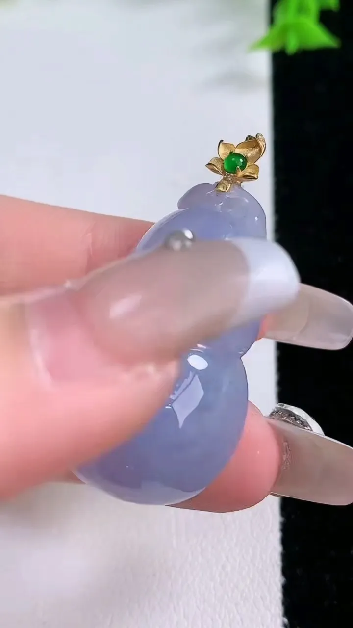 天然A货翡翠18K金紫罗兰葫芦吊坠，尺寸35.3-21.4-13，重量:14.77g
1月27日