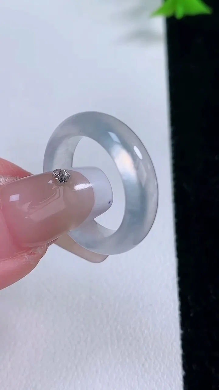 天然A货翡翠种白冰指环戒指，尺寸15.8-5.4-3.2，重量:3.42g2026年1月27日
工厂直销收藏佳品,种好水足，色泽均匀，有种有色，上手高大气！